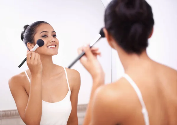 Gelukkige Vrouw Gezicht Make Borstel Spiegel Voor Schoonheid Cosmetica Verzorging — Stockfoto