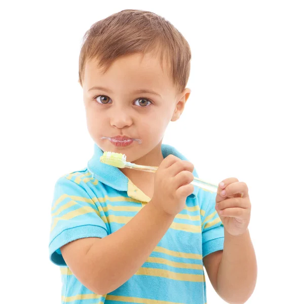 男孩和孩子在工作室刷牙的卫生 学习健康的口头习惯和照顾白人背景 牙刷和牙膏 用于清洁牙齿 呼吸新鲜空气或牙龈 — 图库照片