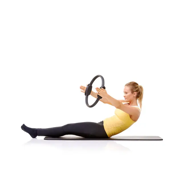 Kvinna Pilates Ring Och Yogamatta För Balans Eller Motståndsträning Stark — Stockfoto