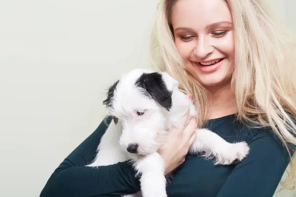 Fericit Îmbrățișat Femeie Câine Casa Dragoste Îngrijire Legătură Încredere Distracție — Fotografie, imagine de stoc