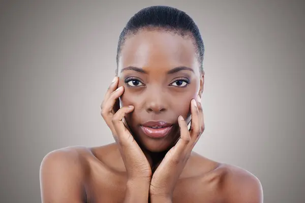 スタジオ 灰色の背景 皮膚科のためのサロンで美しい黒人女性 スキンケアと肖像画 フェイシャル メイク アフリカモデル 化粧品から肌 手の自然な輝き — ストック写真