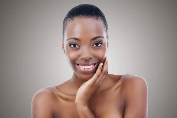 Beauty Gray Background Portrait Black Woman Wellness Cosmetics Natural Glow — Stock Photo, Image