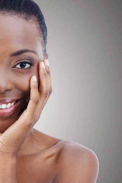 Half Face Portrait Black Woman Beauty Skincare Nails Salon Background — Stock Photo, Image