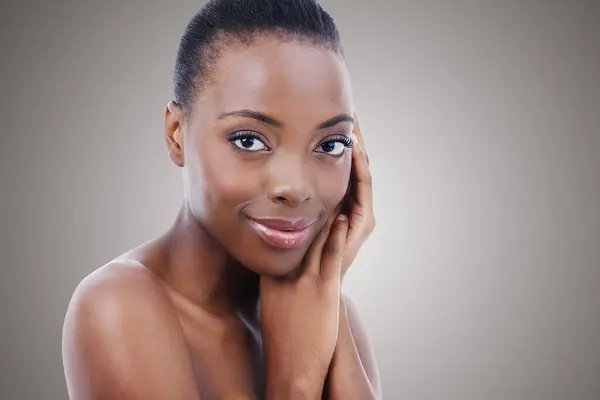 健康のためにスタジオで黒人女性の顔にモックアップ スキンケアまたは手 または灰色の背景に輝く肌 皮膚科 輝きまたは化粧品の結果に満足する女性モデルのスマイル 美しさまたは肖像画 — ストック写真