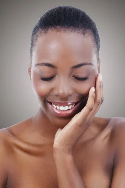 Mujer Feliz Negro Belleza Cuidado Piel Dermatología Estudio Fondo Salón —  Fotos de Stock
