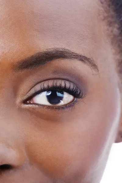 黒人女性の半分 顔は視力で閉じ 眼科検査や検査に集中する 光学コンタクトレンズ ヘルスケア 眼科知覚を備えた目視 アフリカのモデル — ストック写真