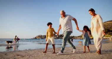 Büyükbabalar, çocuklar ve el ele tutuşmak ya da yaz, macera ya da yolculuk için sahilde birlikte sallanmak. İnsanlar, çocuklar ve kardeşler haftasonu tatilinde okyanus oyununda, rahatlayın ya da yürüyün.