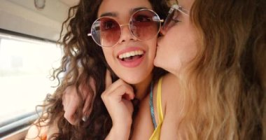 Mutlu çift, selfie ve tatil için yolculuk ya da güneş gözlükleriyle aşk, öpüşme ve arabada ya da minibüste heyecan. Profil fotoğrafında seyahat, macera ve ulaşım için genç lezbiyen kadınların yüzü.