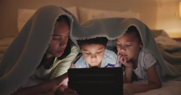 Anne Çocuklar Tablet Geceleri Evde Internetteki Oyunlar Için Battaniyeyle Bağlanıyorlar — Stok video