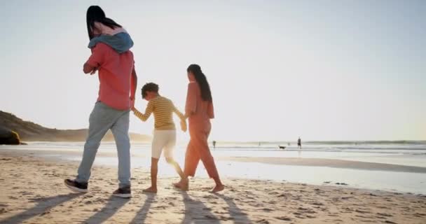 Rodina Rodiče Děti Kráčející Pláži Písek Pro Letní Dovolenou Dovolenou — Stock video