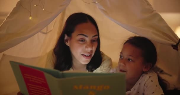 テントの物語は 本と一緒に家での子供の発達のために結びついています 女の子と夜に屋内でリラックス おとぎ話 読むことに興奮して楽しいと愛 — ストック動画