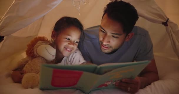 女儿或在帐篷里看书 或在家中为孩子的成长而结合在一起 女孩或晚上在室内放松一下 听童话故事 谈情说爱或兴奋地在家里学习 — 图库视频影像