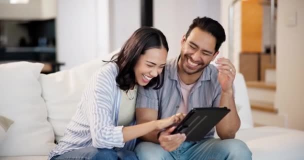 快乐的夫妻 平板电脑和沙发的网络游戏 有趣的帖子或社交媒体客厅与互联网搜索 激动的跨种族男人和女人在家里用数字技术打字和笑 — 图库视频影像