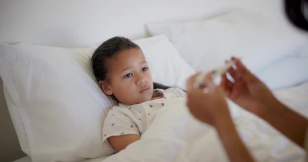 Χέρι Άρρωστος Πυρετός Κορίτσι Και Τους Γονείς Στο Υπνοδωμάτιο Του — Αρχείο Βίντεο