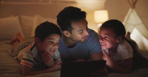 孩子和平板电脑都在晚上 并结合在一起进行在线教育和游戏 年幼的兄弟姐妹或通过触摸屏 娱乐或技术在室内护理带有订阅功能的卡通片 — 图库视频影像