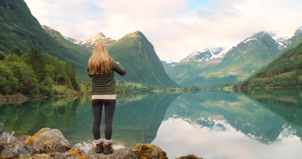 Hegy Telefon Képek Városnézés Norvég Kilátással Vissza Turista Technológia Kaland — Stock videók