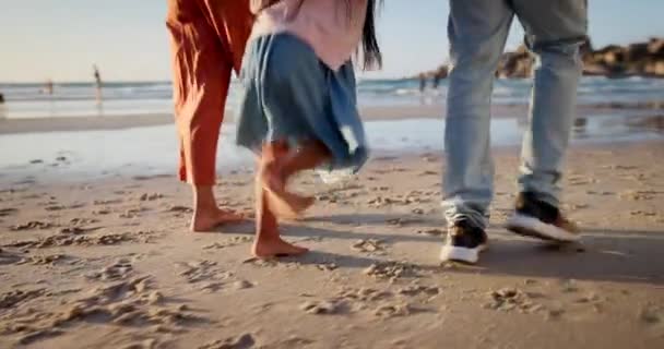 Родители Дети Ноги Пляже Вместе Песке Отдыха Приключений Лета Связи — стоковое видео