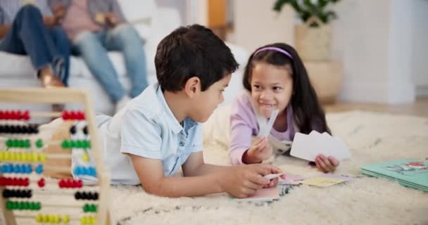 Μάθηση Κάρτες Και Παιδιά Αδέλφια Στο Πάτωμα Για Μάθημα Αλφάβητο — Αρχείο Βίντεο