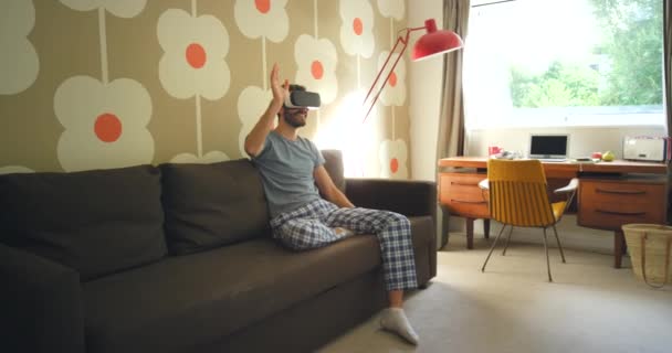 Muž Sluchátka Virtuální Realita Nebo Mávání Pohovce Nebo Videohry Ahoj — Stock video
