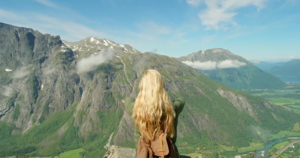Природа Руки Вгору Або Жінка Гуляє Горах Подорожують Пригоди Щоб — стокове відео