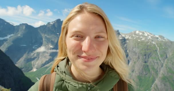 Жінка Обличчя Піші Прогулянки Відкритому Повітрі Вихідні Пригоди Фітнес Відпочинку — стокове відео