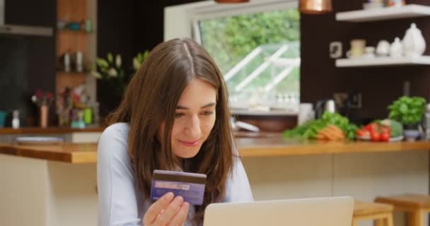 Laptop Sorriso Cartão Crédito Para Compras Line Com Mulher Cozinha — Vídeo de Stock