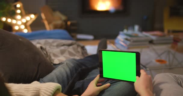 Dłonie Tablet Para Zielonym Ekranie Salonie Mediach Społecznościowych Lub Makiecie — Wideo stockowe