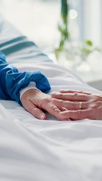 Кровать Больница Руки Пожилых Людей Поддержкой Заботой Сочувствием Здравоохранении Старший — стоковое видео