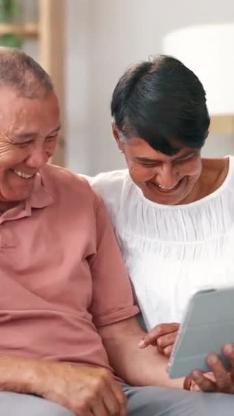 Ηλικιωμένοι Ζευγάρι Και Tablet Γέλιο Για Διασκέδαση Στο Σπίτι Μαζί — Αρχείο Βίντεο