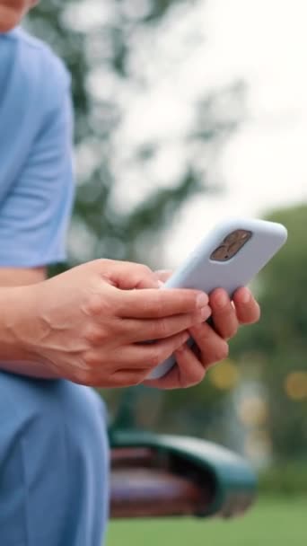 医療サービス テレヘルス または電子メールを読むためにタイプする手 看護師 インターネット上のスマートフォン クローズアップおよび医療専門家 人および公園の屋外の健康のためのモバイル アプリを点検して下さい — ストック動画