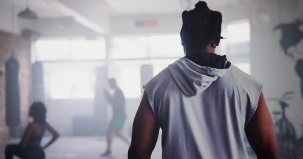 Человек Спортсмен Ходить Боксерский Зал Тренировки Спорта Сзади Фитнеса Упражнения — стоковое видео