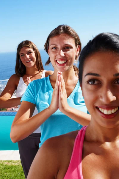 Okyanus Yoga Namaste Bir Grup Kadınla Birlikte Çimlerin Üzerinde Spor — Stok fotoğraf