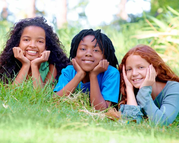 Naturaleza Sonrisa Retrato Los Niños Sobre Hierba Parque Aire Libre —  Fotos de Stock