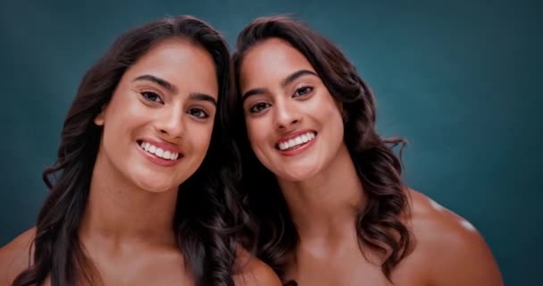 Kadınlar Yüz Güzellik Makyajı Stüdyoda Kendine Güven Için Parlak Cilt — Stok video
