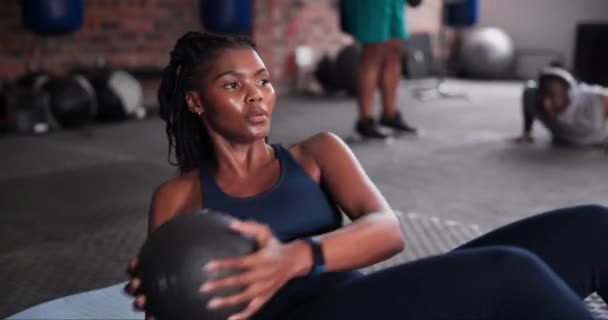 黑人妇女 医药球和适合运动 锻炼或在健身房地板上训练的健康人士 非洲女子因肌肉 力量或耐力而在健身俱乐部进行的肌肉 力量或耐力训练 — 图库视频影像