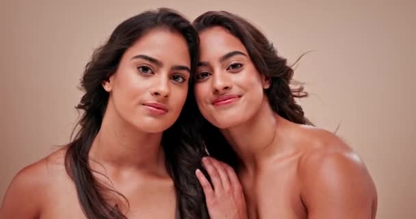 자신감 행복으로 스튜디오에서 웰빙을위한 아름다움 메이크업 브라질을위한 모크업 공간을 쌍둥이 — 비디오