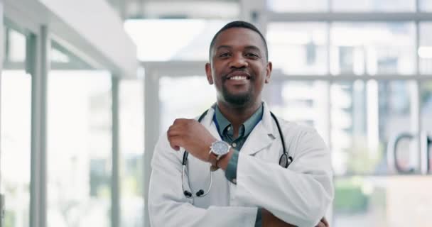 对医院的医疗 医疗保健 满意或保险的自豪感充满信心 临床上的黑人男性 听诊器和心脏科护理 肖像画中的笑声和医疗护理 — 图库视频影像