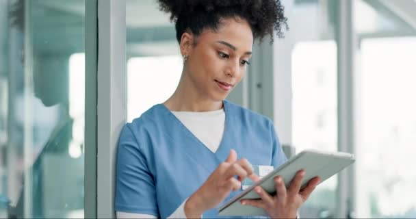 Sjuksköterske Tablett Och Hälsovårdsforskning För Klinikresultat Onlineplanering Och Webbplats Eller — Stockvideo