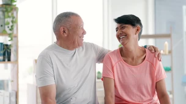 Liebe Lächeln Und Senioren Lachen Hause Für Gesundheit Zuversicht Oder — Stockvideo