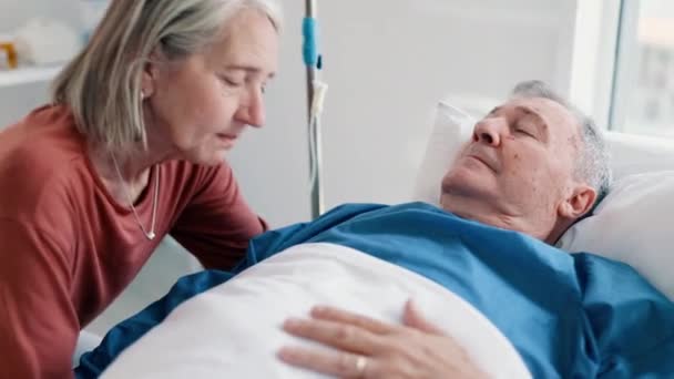 Starsza Para Wygoda Chorzy Szpitalnym Łóżku Miłością Jednością Nadzieją Wyzdrowienie — Wideo stockowe