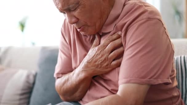 Starszy Mężczyzna Atak Serca Ból Nagłym Wypadkiem Domu Masaż Klatki — Wideo stockowe