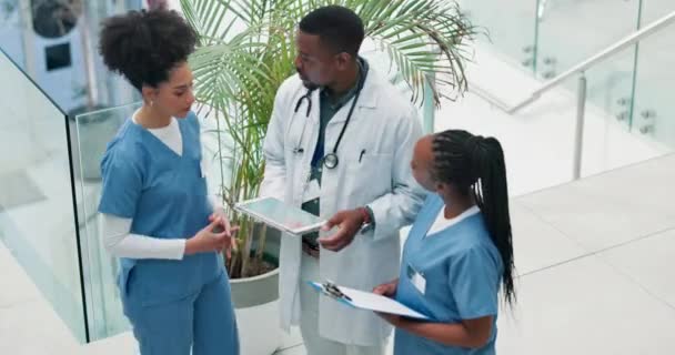 看護師 タブレットにいる人々は チームワーク 医療研究 病院のチェックリストを用意しています 上記のソリューションまたはサービスのためのデジタル技術 チャート クリップボードを持つ医療スタッフ — ストック動画