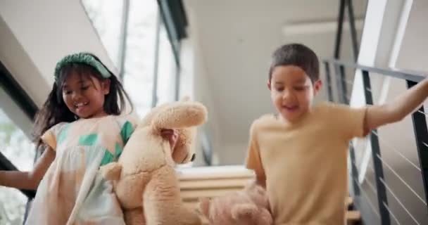 Nowy Dom Podekscytowany Dzieci Biegające Schodach Przeprowadzki Szczęście Nieruchomościach Miłością — Wideo stockowe