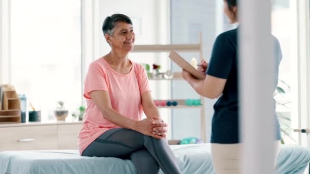Зрелая Результаты Счастливая Женщина Консультации Физиотерапии Контрольным Листом Новости Буфер — стоковое видео