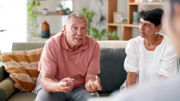 Senior Par Taler Ægteskab Terapeut Forholdet Problem Sofaen Frustreret Sammen – Stock-video