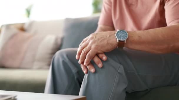 Senior Mand Knæ Smerter Gigt Sofaen Hjemmet Massage Ben Fælles – Stock-video