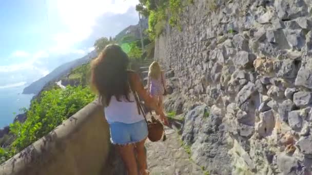 和朋友一起在城市里旅行 探险和冒险 去度假 爬山和放暑假 意大利的妇女 楼梯和假日 与年轻的女性游客一起攀登城市 海洋和自然 — 图库视频影像