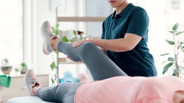 Nők Fizioterápia Láb Konzultáció Nyújtására Izom Rehabilitáció Sérülés Mobilitás Vagy — Stock videók