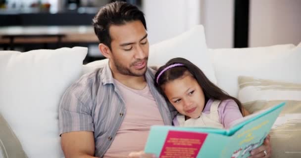 读书的女儿和父亲一起睡在客厅的沙发上学习文学 公寓里的教育 故事书或儿童与男子和女童的发展 — 图库视频影像