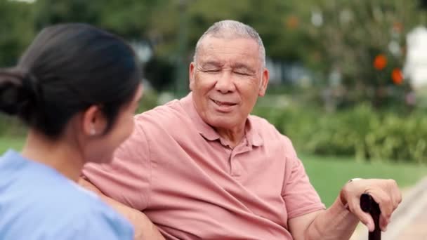 Senior Man Caregiver Conversation Outdoors Rehabilitation Humor Consultation Park Bench — Stock Video